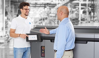Two men discussing HP 3D printers